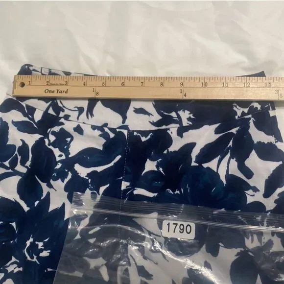 Margaret M Slimming Navy Blue & White Floral Shorts Women Size XS - Picture 9 of 10